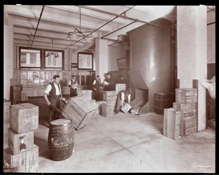 Homens trabalhando com caixas no departamento de expedição de Parke, Davis und Co., químicos, Hudson und Vestry Streets, Nova York, 1910 (impressão em gelatina de prata)